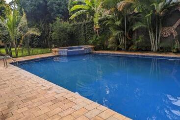 تختخواب و صبحانه Wellness Luxury Villa