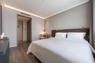 Hanting Premium Hotel Quzhuo Nanhu Plaza