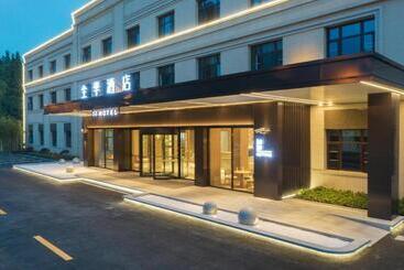 Ji Hotel Shanghai Bao An Road Metro Station