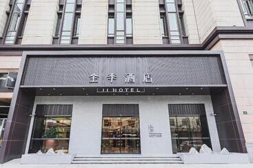 Ji Hotel Shanghai Tonghe Xincun Metro Station