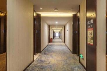 Starway Hotel Jiayuguang Fangte Silk Road Huashen