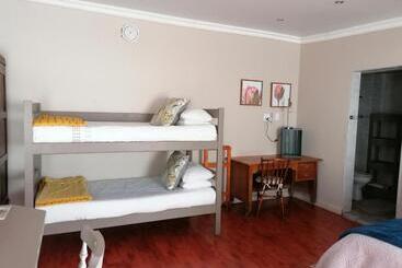 تختخواب و صبحانه Hill Manor Room 2 Self Catering Unit