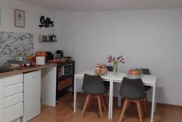 تختخواب و صبحانه La Maison De Sama à Paris Près Du Métro
