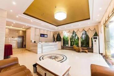 هتل Jtour Inn Zhuhai Xiangzhou Mingzhu Light Rail Station