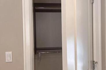 پانسیون Comfy Private Room & Bath Near Skytrain Metrotown