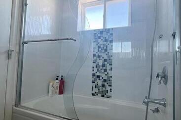 پانسیون Comfy Private Room & Bath Near Skytrain Metrotown