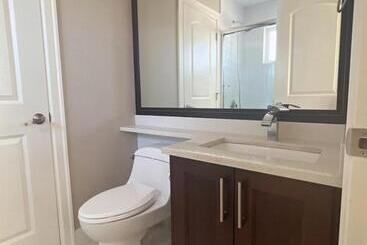 پانسیون Comfy Private Room & Bath Near Skytrain Metrotown