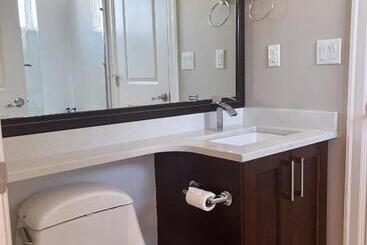 پانسیون Comfy Private Room & Bath Near Skytrain Metrotown