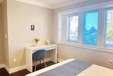 پانسیون Comfy Private Room & Bath Near Skytrain Metrotown