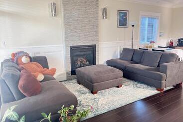 پانسیون Comfy Private Room & Bath Near Skytrain Metrotown