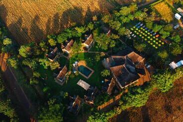 استراحتگاه Weru Weru River Lodge