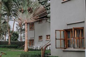 استراحتگاه Weru Weru River Lodge