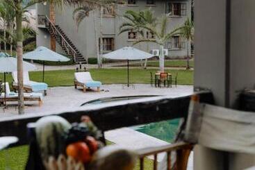 استراحتگاه Weru Weru River Lodge