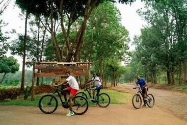 استراحتگاه Weru Weru River Lodge