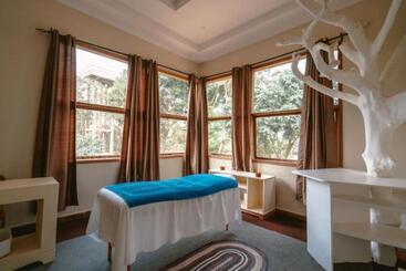 استراحتگاه Weru Weru River Lodge