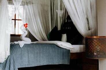استراحتگاه Weru Weru River Lodge