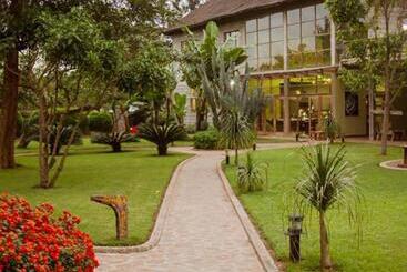 استراحتگاه Weru Weru River Lodge