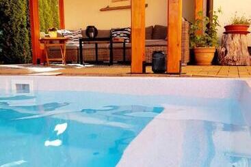 住宿加早餐  Canadian Style House With 3d Effect Pool