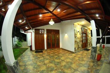 تختخواب و صبحانه Grand Residence