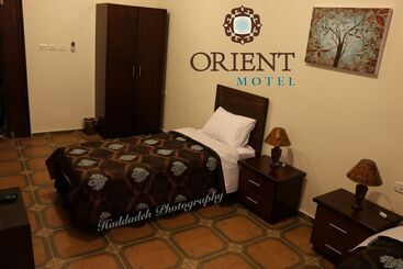 تختخواب و صبحانه Orient