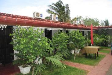 تختخواب و صبحانه Uppuveli Beach House