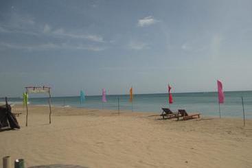 تختخواب و صبحانه Uppuveli Beach House