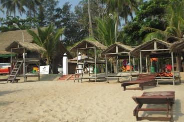 تختخواب و صبحانه Uppuveli Beach House