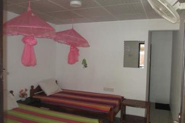 تختخواب و صبحانه Uppuveli Beach House