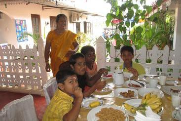 تختخواب و صبحانه Uppuveli Beach House