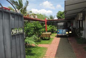 تختخواب و صبحانه Uppuveli Beach House
