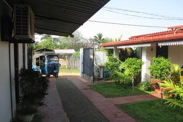تختخواب و صبحانه Uppuveli Beach House