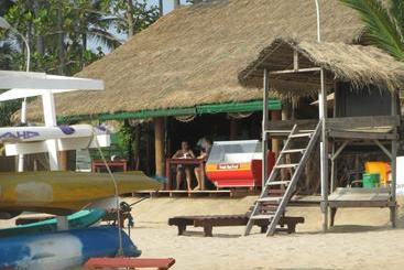 تختخواب و صبحانه Uppuveli Beach House