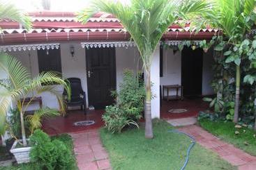 تختخواب و صبحانه Uppuveli Beach House