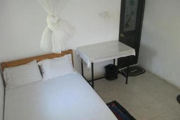 تختخواب و صبحانه Uppuveli Beach House