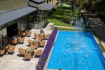هتل Arzni Health Resort