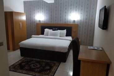 هتل Peemos Place Warri