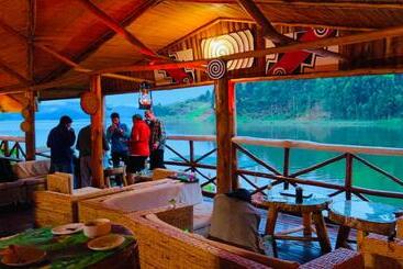 Lake Bunyonyi Rock Resort