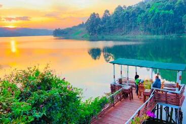 Lake Bunyonyi Rock Resort