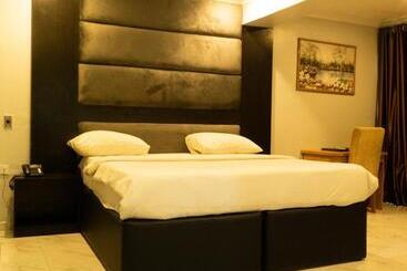 هتل Peemos Place Warri