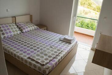 پانسیون Sunshine Guesthouse Dhermi