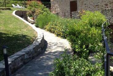 هتل Agriturismo Lucchettiferrari