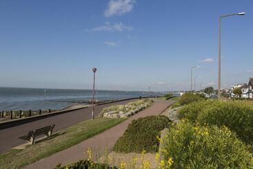 پانسیون Southend Guest House   Close To Beach, Train Station & Southend Airport