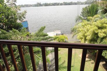 تختخواب و صبحانه Sapara River Guest