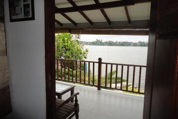 تختخواب و صبحانه Sapara River Guest