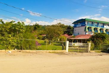 هتل Deadend Cottages