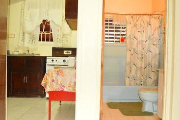هتل Deadend Cottages