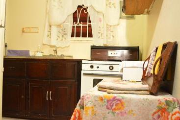 هتل Deadend Cottages