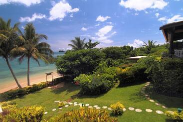 استراحتگاه Coconut Grove Beachfront Cottages