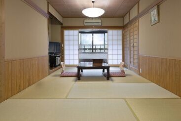 ریوکان Yunohira Kamiyanagiya