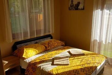 تختخواب و صبحانه Napsugár Apartmanház